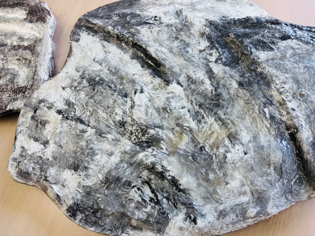 FRPで製作した擬岩は、柄や色味、形状まで自由自在にデザインできる高い意匠性が特長です。自然石の風合いを再現しながら、設置場所やコンセプトに合わせたデザインが可能です。<br />
また、優れた耐久性を備えており、夏場の高温環境にも耐えられます。屋外での長期使用にも安心してご利用いただけます。<br />
強度も高く、造園における飛び石として使用できるほどの丈夫さを持ちながら、本物と比べて軽量なのも大きな魅力です。運搬がしやすく、、施工性にも優れています。<br />
デザイン性・耐久性・施工性を兼ね備えたFRP擬岩は、幅広いシーンで活用いただける製品です。<br />