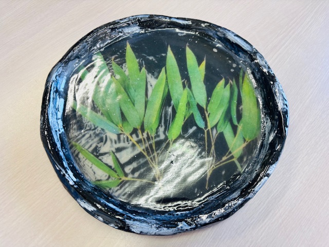 FRPで製作した食器は、食品に使用しても安心な素材を使用しており、お子様にも安心してお使いいただけます。小さな小鉢から大皿まで幅広いサイズに対応可能です。<br />
軽量で扱いやすく、落としても割れにくい丈夫さを備えているのも特長です。日常使いはもちろん、特別なシーンにも映えるデザイン性を兼ね備えた食器です。<br />